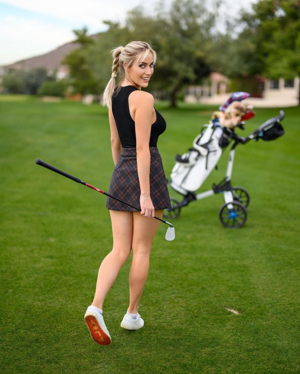 Paige Spiranac a dat la schimb crosa de golf pentru mingea de fotbal. Secvențe spectaculoase cu cea "mai sexy femeie din lume"_99