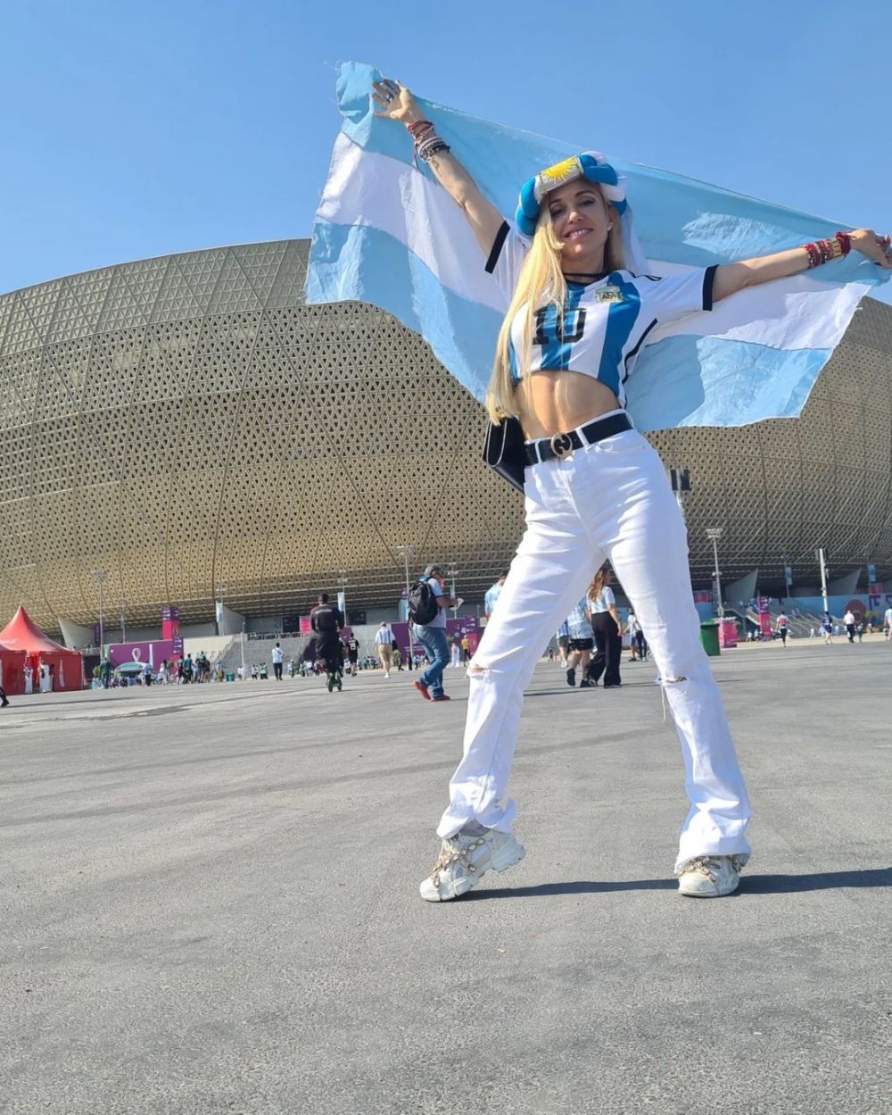 Ea este cel mai sexy fan al naționalei Argentinei. Melisia Artista este cântăreață, influencer, dar și o împătimită a fotbalului_13