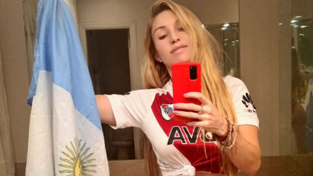 
	Ea este cel mai sexy fan al naționalei Argentinei. Melisia Artista este cântăreață, influencer, dar și o împătimită a fotbalului
