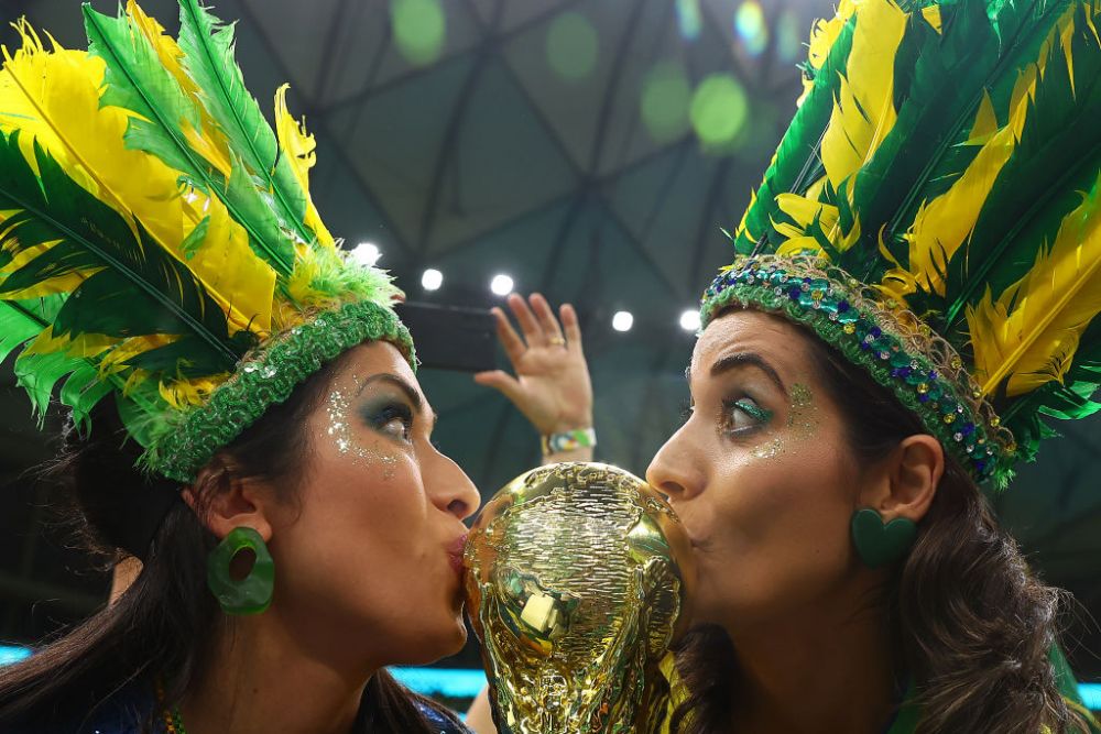 Braziliencele au făcut show în tribune! Au fost ”atracția principală” pentru fotografi la meciul cu Serbia_1