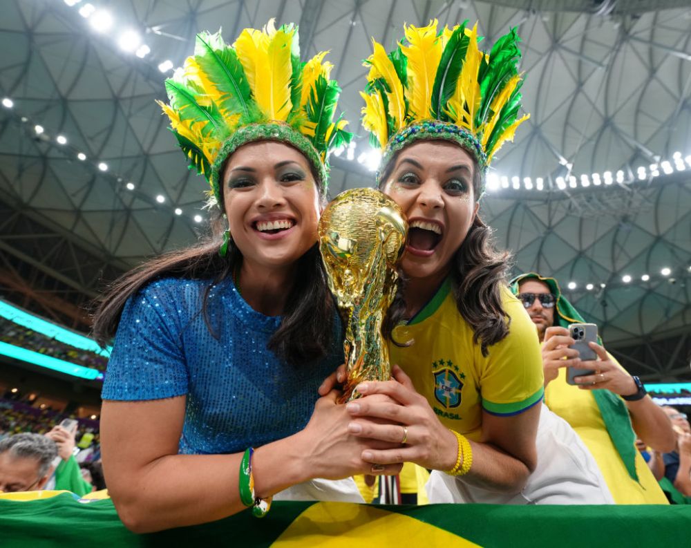 Braziliencele au făcut show în tribune! Au fost ”atracția principală” pentru fotografi la meciul cu Serbia_5