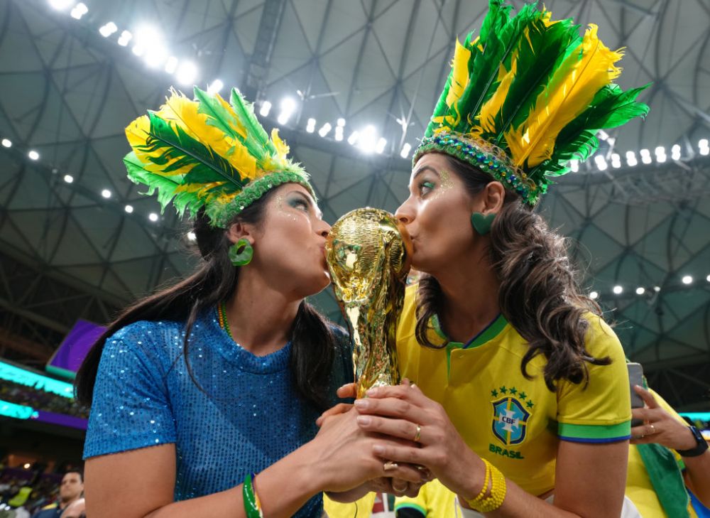 Braziliencele au făcut show în tribune! Au fost ”atracția principală” pentru fotografi la meciul cu Serbia_6