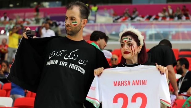 
	Iranienii o plâng pe Masha Amini, fata ucisă de regimul de la Teheran! Imagini emoționante în Qatar
