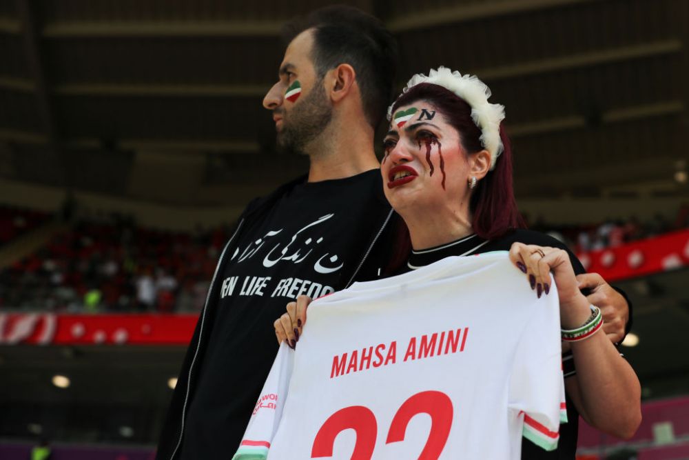 Iranienii o plâng pe Masha Amini, fata ucisă de regimul de la Teheran! Imagini emoționante în Qatar_14