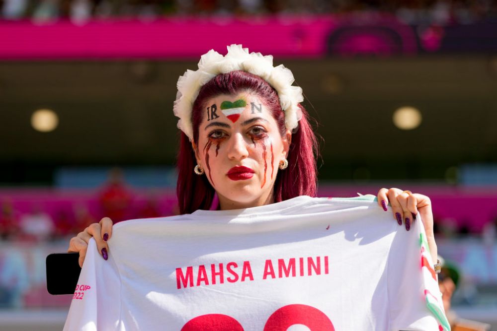 Iranienii o plâng pe Masha Amini, fata ucisă de regimul de la Teheran! Imagini emoționante în Qatar_9