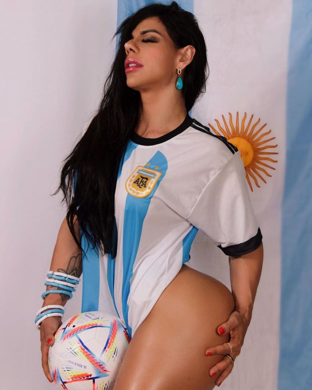 Brazilianca Susy Cortez, desemnată miss BumBum, susține echipa Argentinei printr-o ședință foto incendiară. Cum a pozat bruneta _11