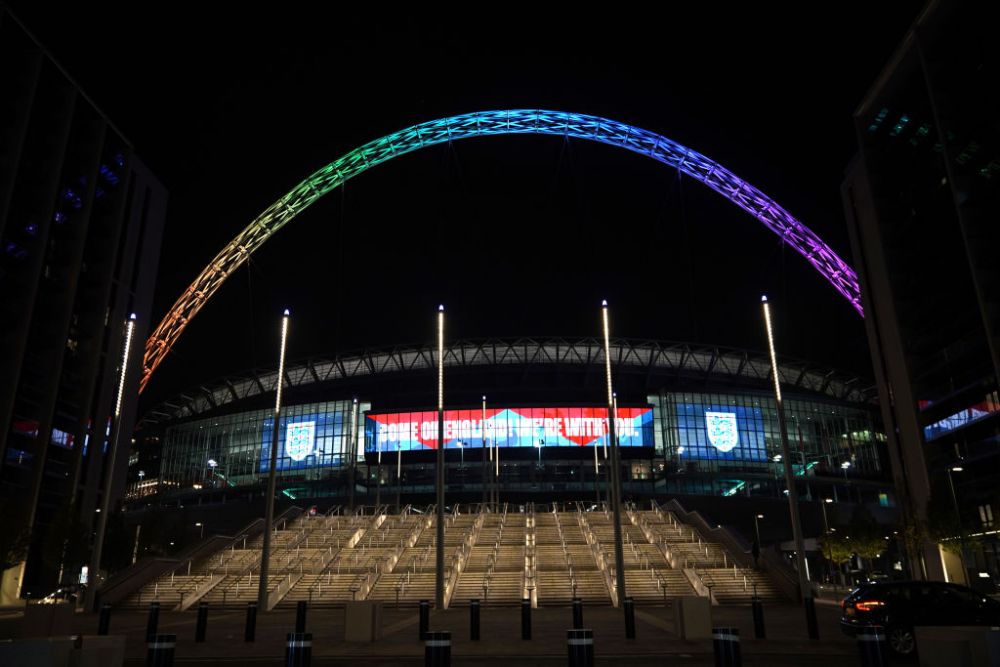 Stadionul Wembley din Londra, luminat în culorile curcubeului înaintea meciului dintre Anglia şi SUA de la CM_1