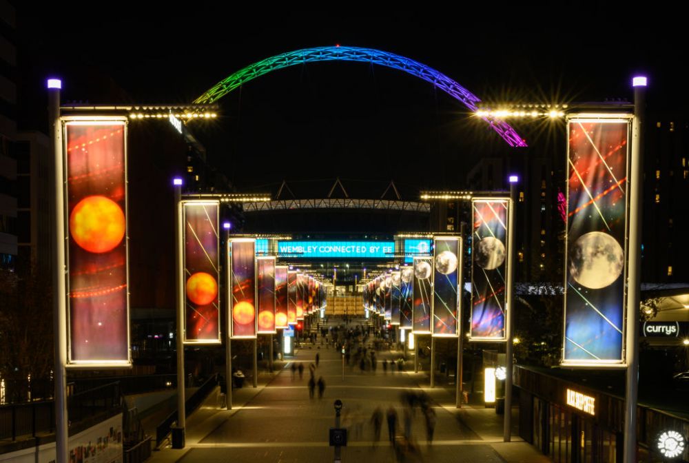 Stadionul Wembley din Londra, luminat în culorile curcubeului înaintea meciului dintre Anglia şi SUA de la CM_4