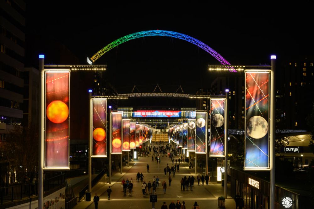Stadionul Wembley din Londra, luminat în culorile curcubeului înaintea meciului dintre Anglia şi SUA de la CM_5