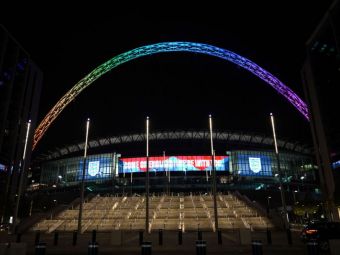 
	Stadionul Wembley din Londra, luminat în culorile curcubeului înaintea meciului dintre Anglia şi SUA de la CM
