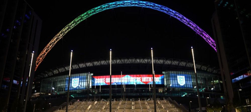 Stadionul Wembley din Londra, luminat în culorile curcubeului înaintea meciului dintre Anglia şi SUA de la CM