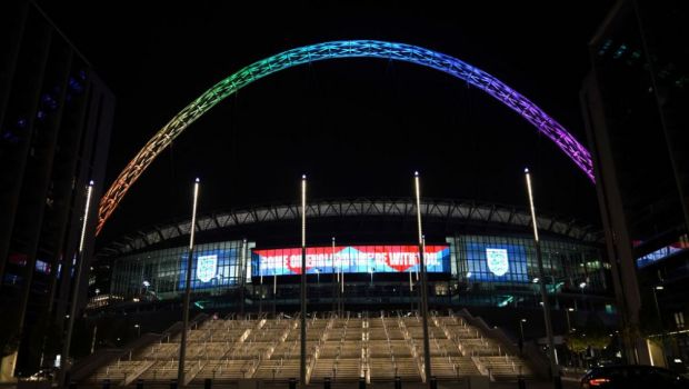 
	Stadionul Wembley din Londra, luminat în culorile curcubeului înaintea meciului dintre Anglia şi SUA de la CM
