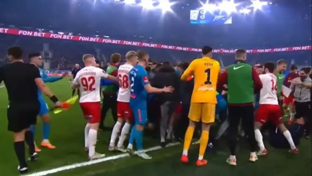 
	Scene desprinse din ringul de box! Jucătorii de la Zenit și Spartak s-au bătut că în Vestul Sălbatic pe teren: s-a lăsat cu șase eliminări&nbsp;
