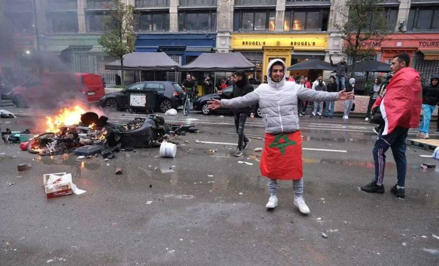 Prăpăd în Bruxelles! Fanii marocani au răsturnat scutere și au avariat mașini. A intervenit și primarul orașului_3