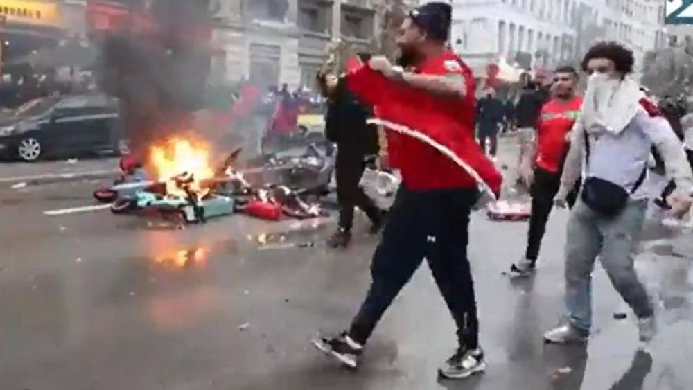 Prăpăd în Bruxelles! Fanii marocani au răsturnat scutere și au avariat mașini. A intervenit și primarul orașului_6