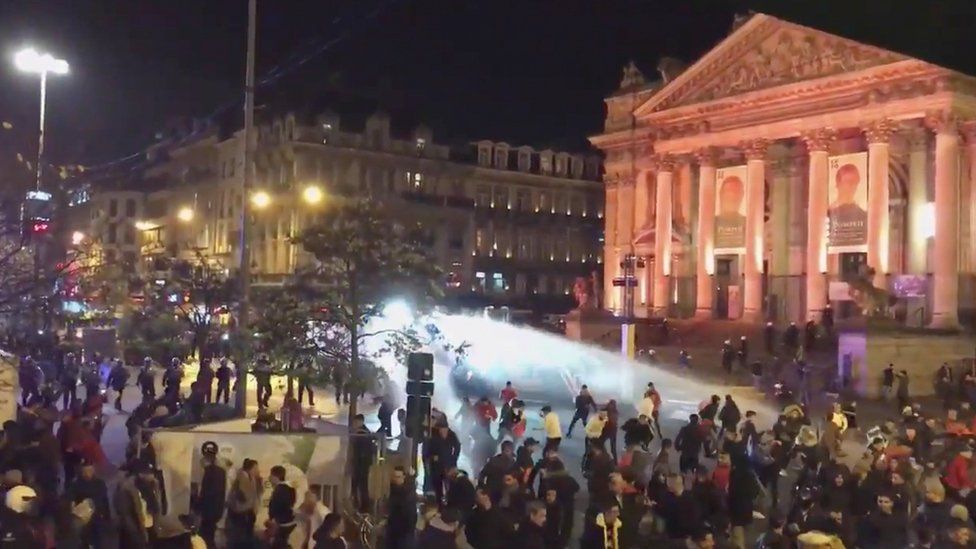Prăpăd în Bruxelles! Fanii marocani au răsturnat scutere și au avariat mașini. A intervenit și primarul orașului_10
