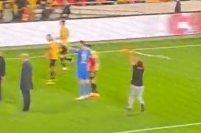 Momente de panică la un meci de fotbal din Turcia! Portarul oaspeților, accidentat grav de un fan cu steagul din colțul terenului_3