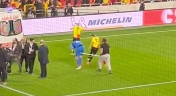 Momente de panică la un meci de fotbal din Turcia! Portarul oaspeților, accidentat grav de un fan cu steagul din colțul terenului_1