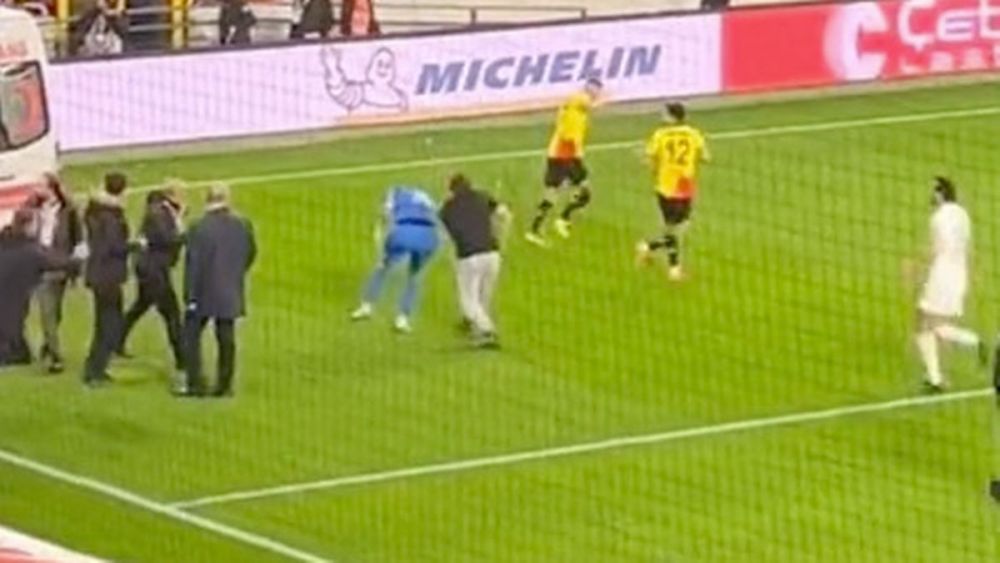 Momente de panică la un meci de fotbal din Turcia! Portarul oaspeților, accidentat grav de un fan cu steagul din colțul terenului_2