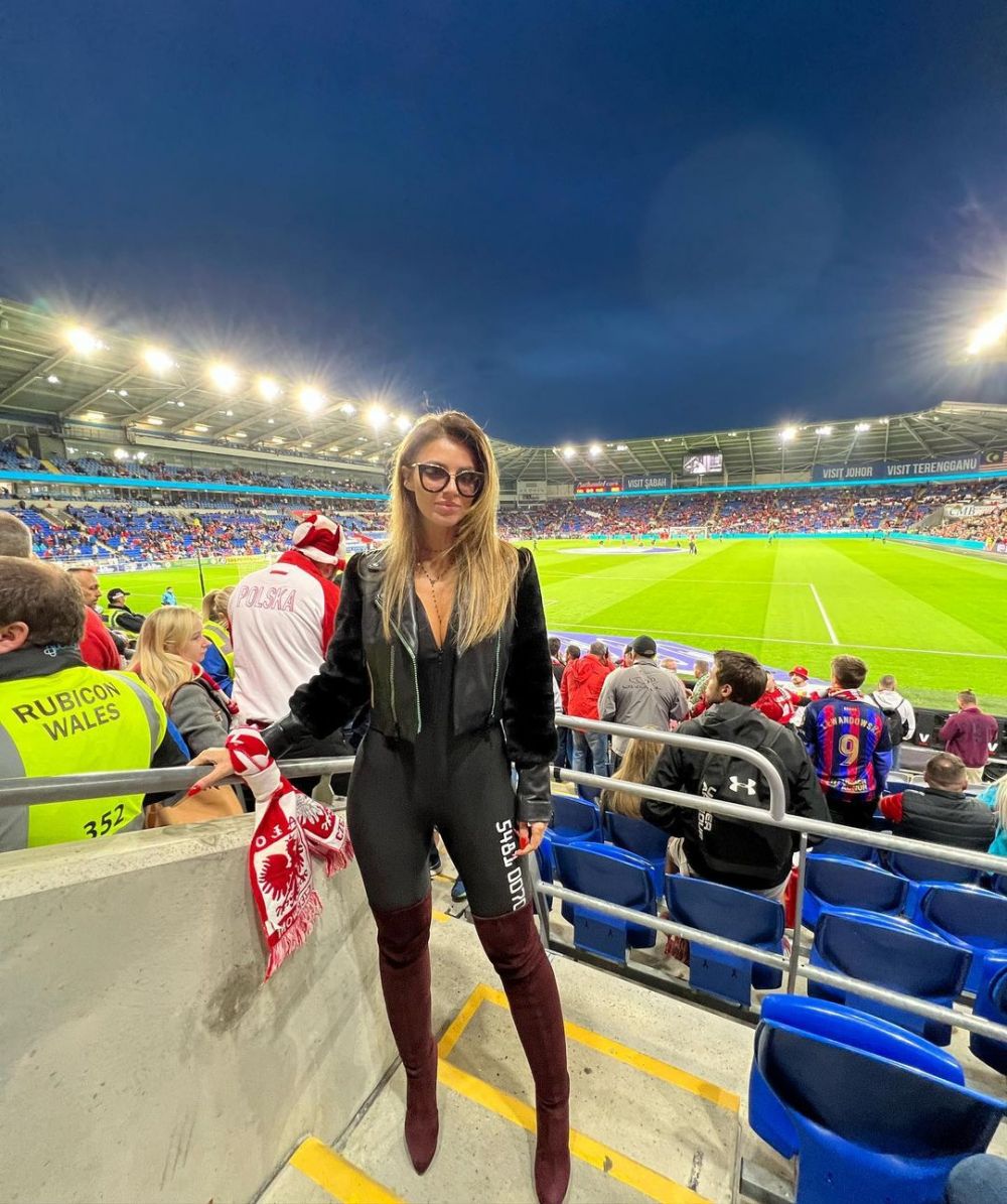 O tânără din Polonia face ravagii cu ținutele purtate la meciurile de fotbal. Marta Barczok a transformat stadionul în podium_15