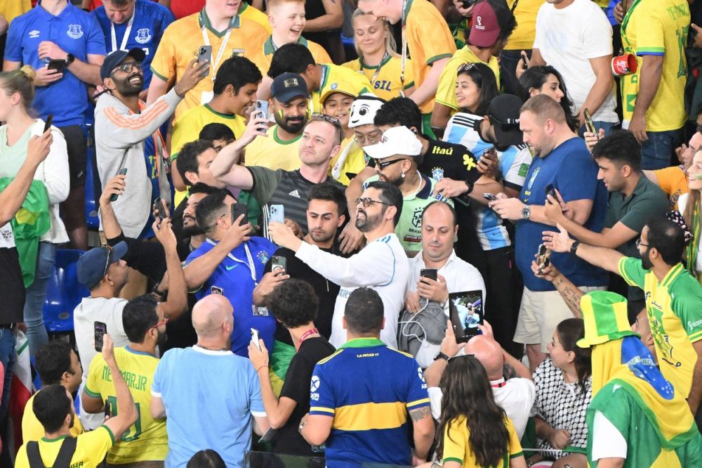 Fanii Braziliei au uitat de meci! S-au pozat cu ”Neymar”, în timpul partidei Brazilia - Elveția_8