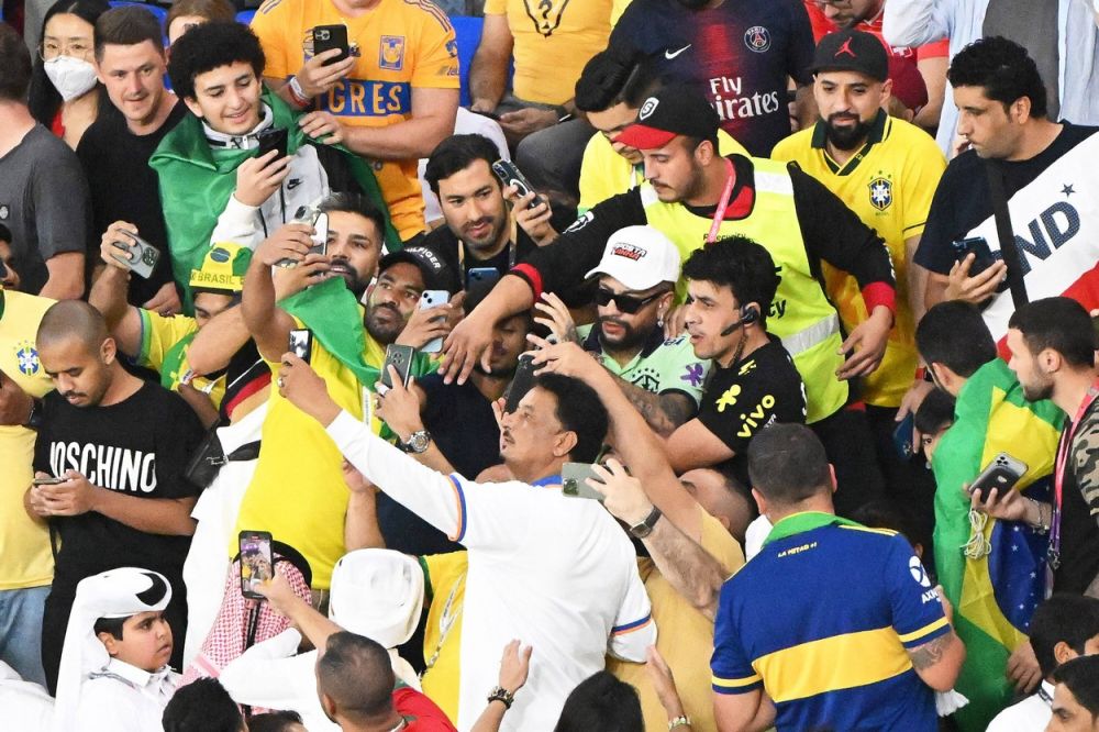Fanii Braziliei au uitat de meci! S-au pozat cu ”Neymar”, în timpul partidei Brazilia - Elveția_9