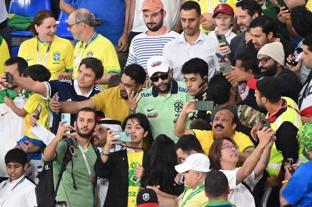 Fanii Braziliei au uitat de meci! S-au pozat cu ”Neymar”, în timpul partidei Brazilia - Elveția_10
