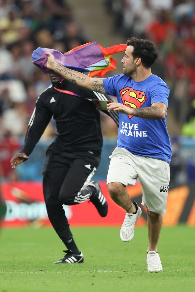 Un fan a intrat pe teren la meciul Portugalia - Uruguay, fluturând un steag al comunității LGBT! Ce mesaj avea pe tricou_11