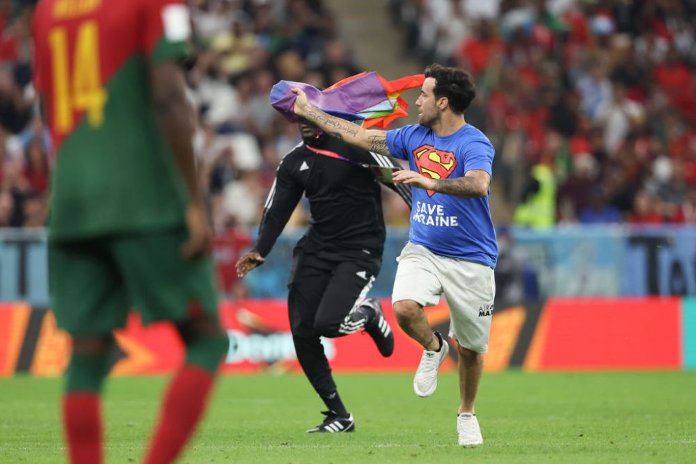 Un fan a intrat pe teren la meciul Portugalia - Uruguay, fluturând un steag al comunității LGBT! Ce mesaj avea pe tricou_13