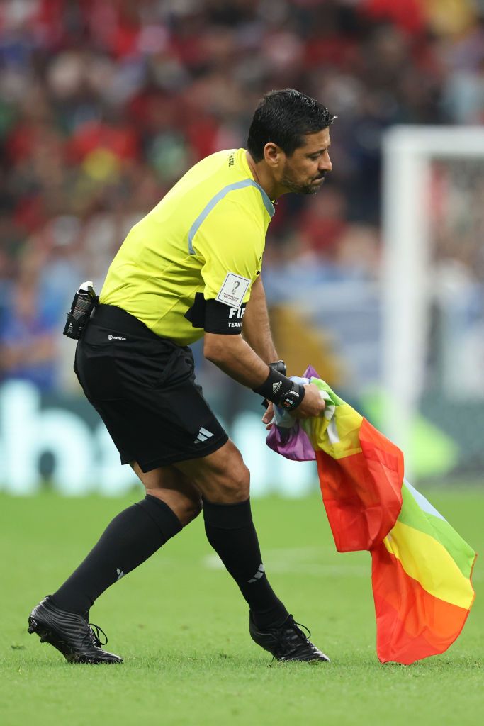 Un fan a intrat pe teren la meciul Portugalia - Uruguay, fluturând un steag al comunității LGBT! Ce mesaj avea pe tricou_14