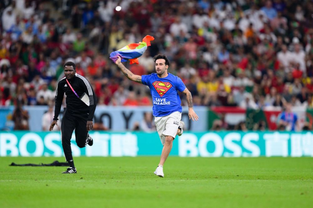 Un fan a intrat pe teren la meciul Portugalia - Uruguay, fluturând un steag al comunității LGBT! Ce mesaj avea pe tricou_5