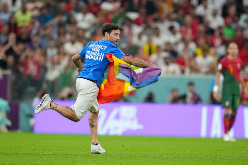Un fan a intrat pe teren la meciul Portugalia - Uruguay, fluturând un steag al comunității LGBT! Ce mesaj avea pe tricou_6