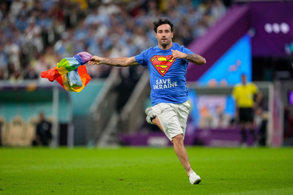 Un fan a intrat pe teren la meciul Portugalia - Uruguay, fluturând un steag al comunității LGBT! Ce mesaj avea pe tricou_7