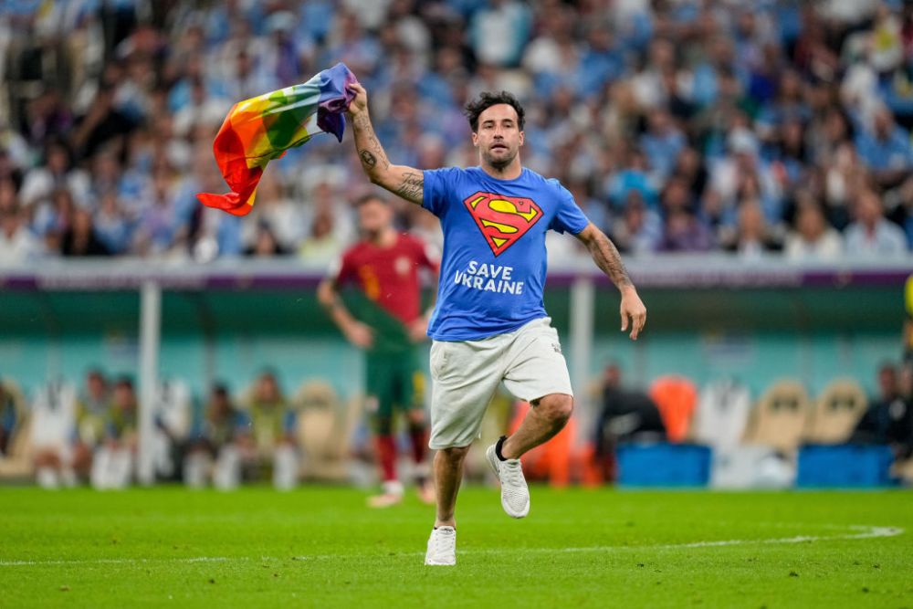 Un fan a intrat pe teren la meciul Portugalia - Uruguay, fluturând un steag al comunității LGBT! Ce mesaj avea pe tricou_8
