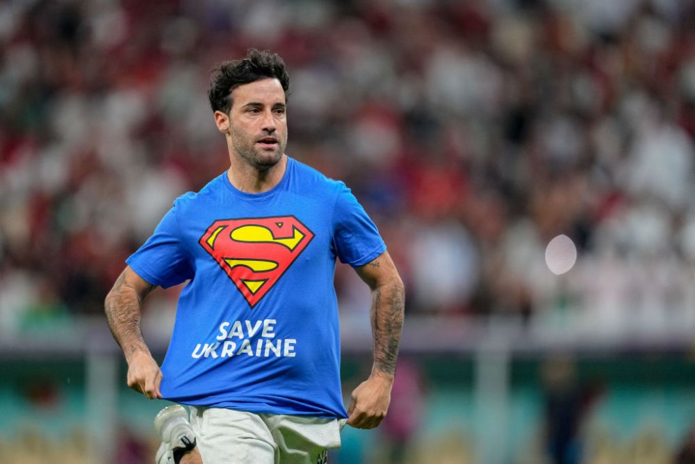 Un fan a intrat pe teren la meciul Portugalia - Uruguay, fluturând un steag al comunității LGBT! Ce mesaj avea pe tricou_9