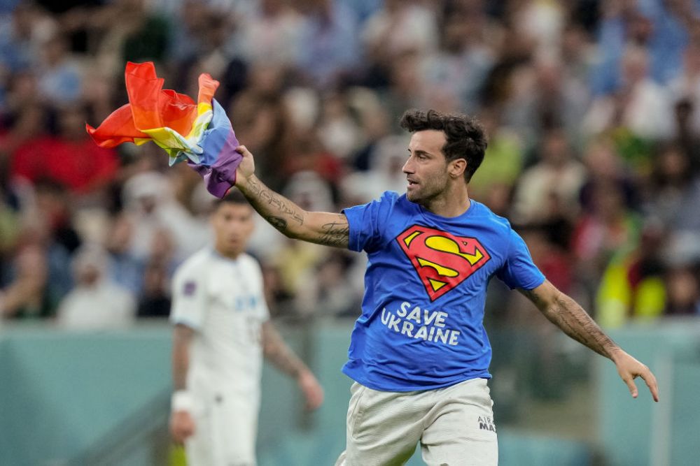 Un fan a intrat pe teren la meciul Portugalia - Uruguay, fluturând un steag al comunității LGBT! Ce mesaj avea pe tricou_10