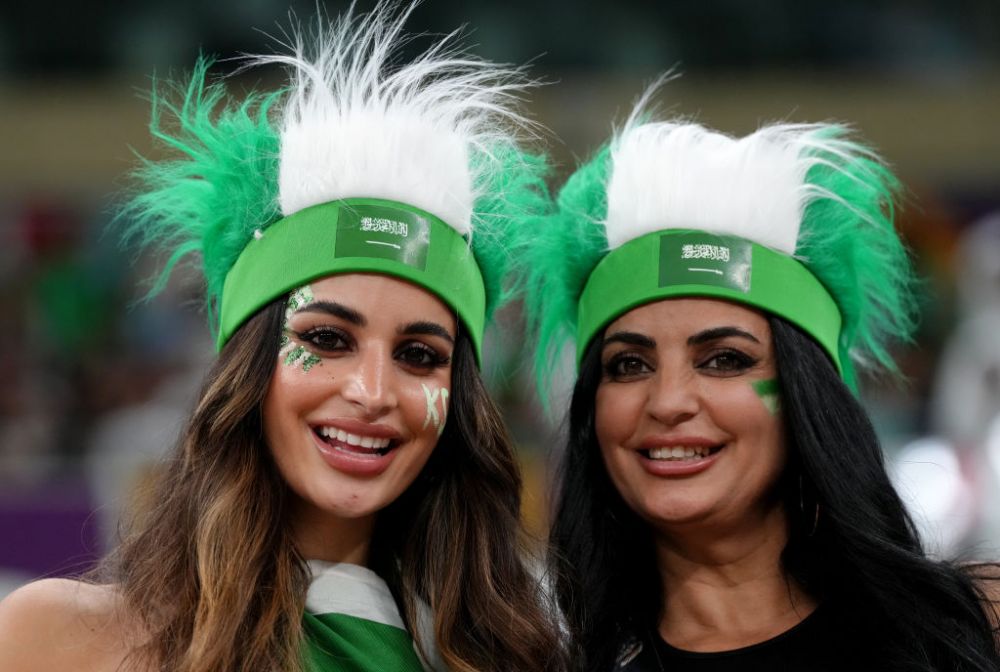 Spectacol de culoare în tribune la partida Arabia Saudită-Mexic. Fanii celor două naționale s-au întrecut în costumații de excepție_2
