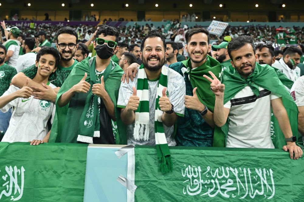 Spectacol de culoare în tribune la partida Arabia Saudită-Mexic. Fanii celor două naționale s-au întrecut în costumații de excepție_16