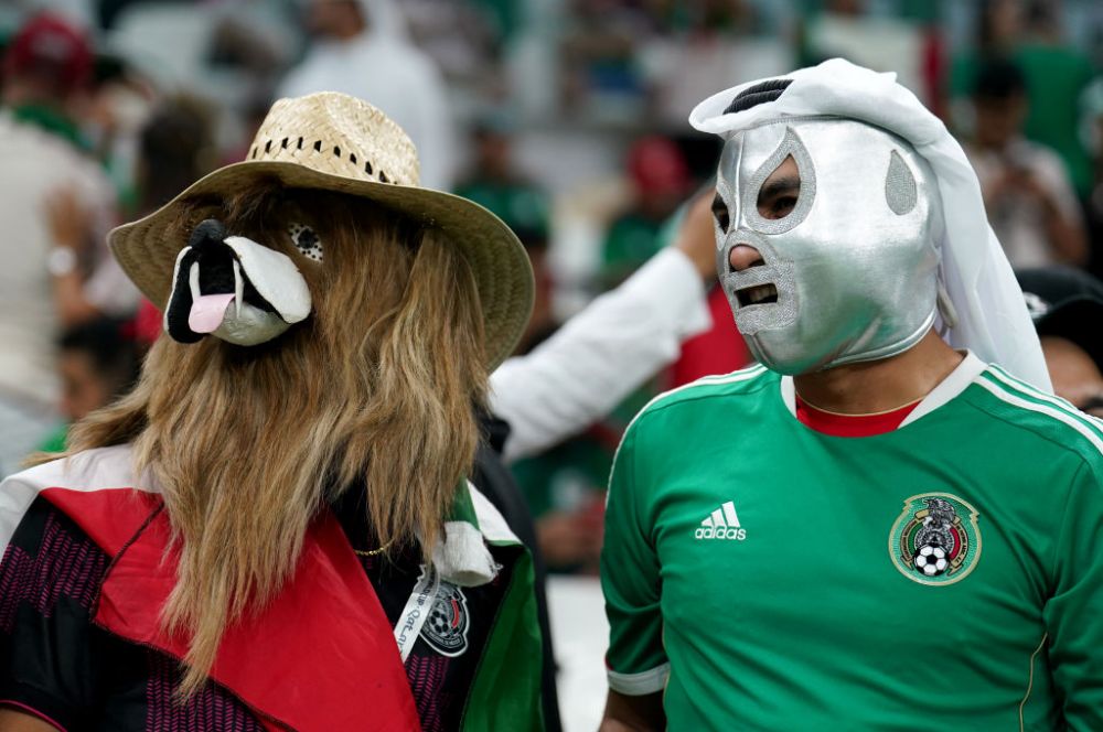 Spectacol de culoare în tribune la partida Arabia Saudită-Mexic. Fanii celor două naționale s-au întrecut în costumații de excepție_3
