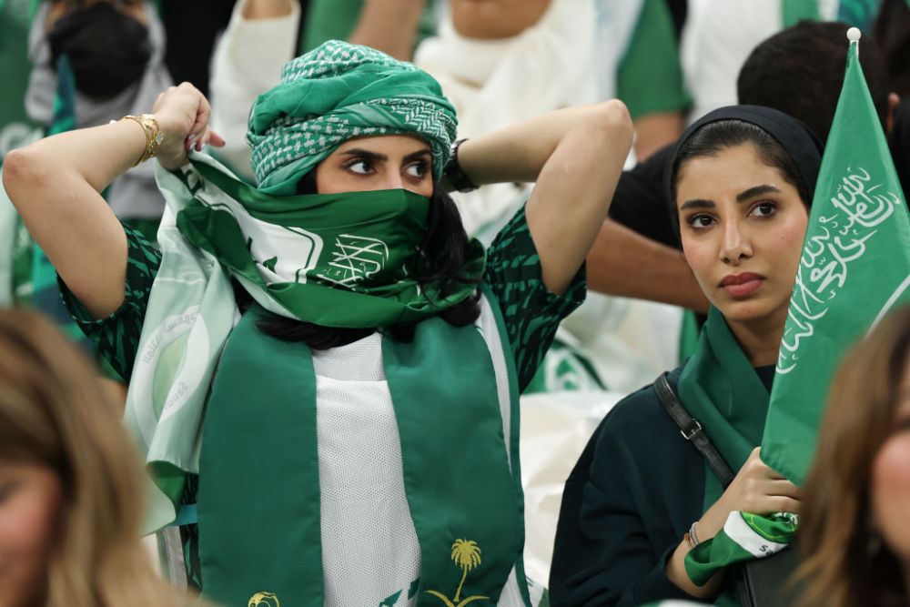 Spectacol de culoare în tribune la partida Arabia Saudită-Mexic. Fanii celor două naționale s-au întrecut în costumații de excepție_9