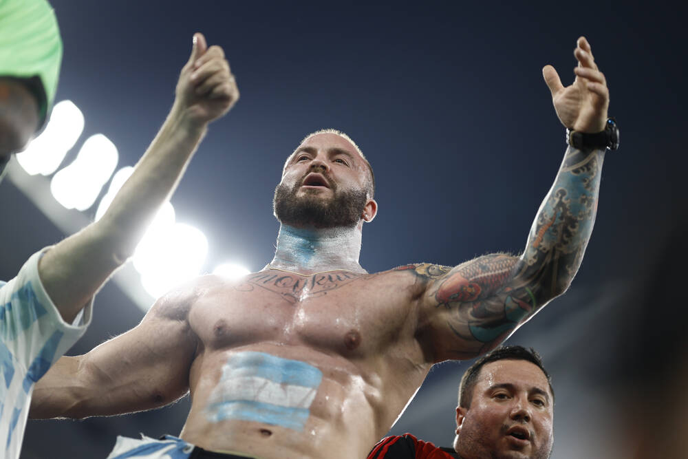 Fani dezlănțuiți! Cele mai tari imagini cu suporteri argentinieni la meciul cu Polonia_12