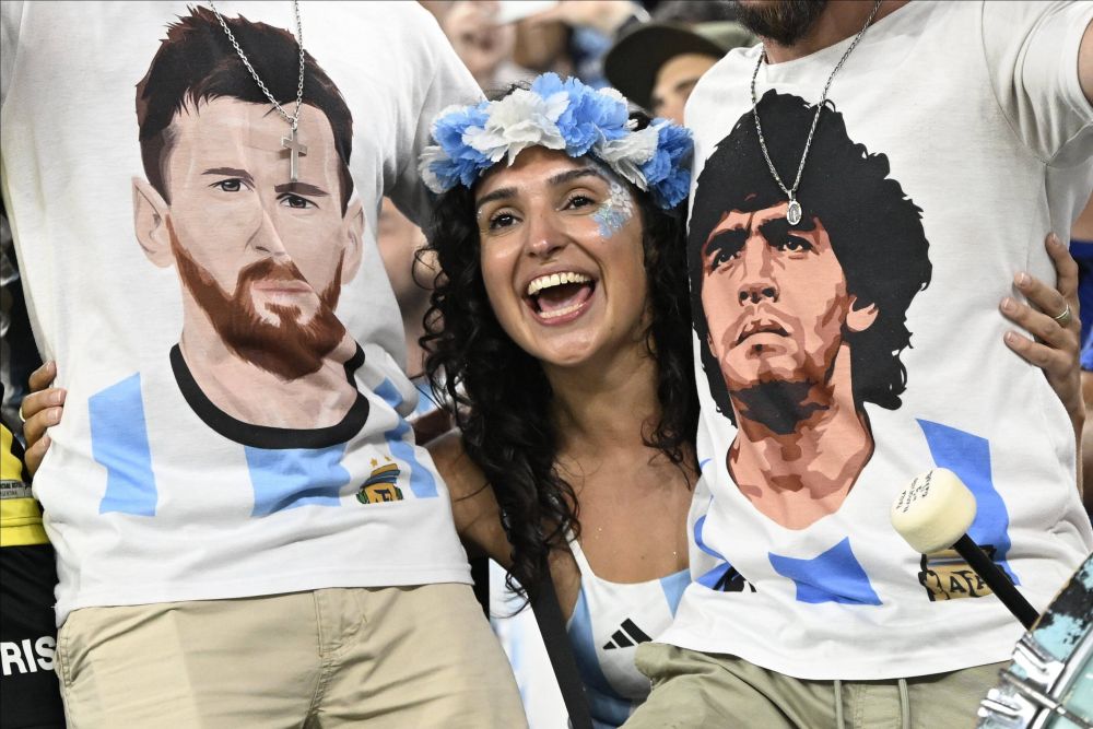Fani dezlănțuiți! Cele mai tari imagini cu suporteri argentinieni la meciul cu Polonia_16