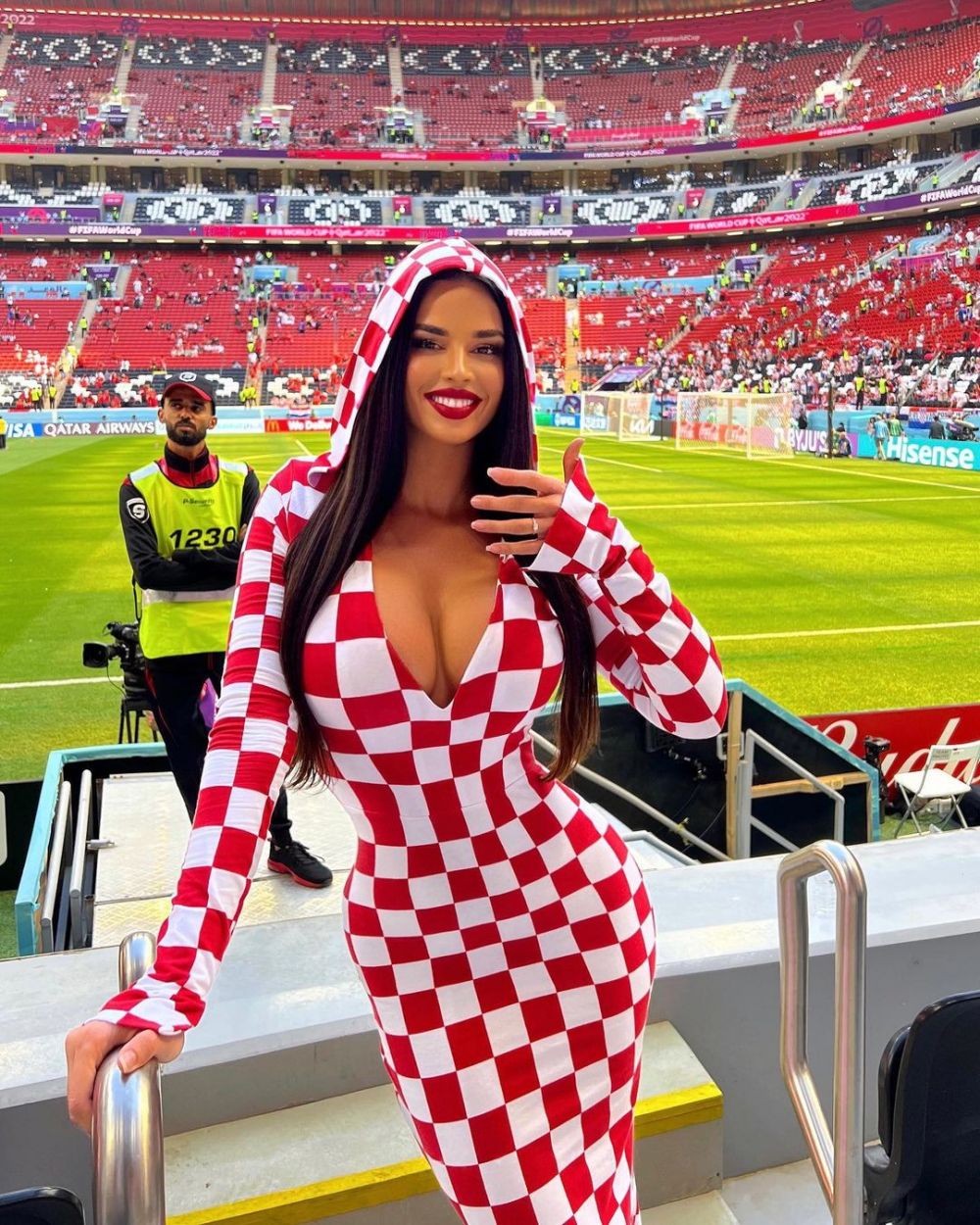 Din ce în ce mai dezbrăcată! Cum a apărut cea mai sexy susținătoare a Croației la meciul care a dus-o în optimi la Mondial _4