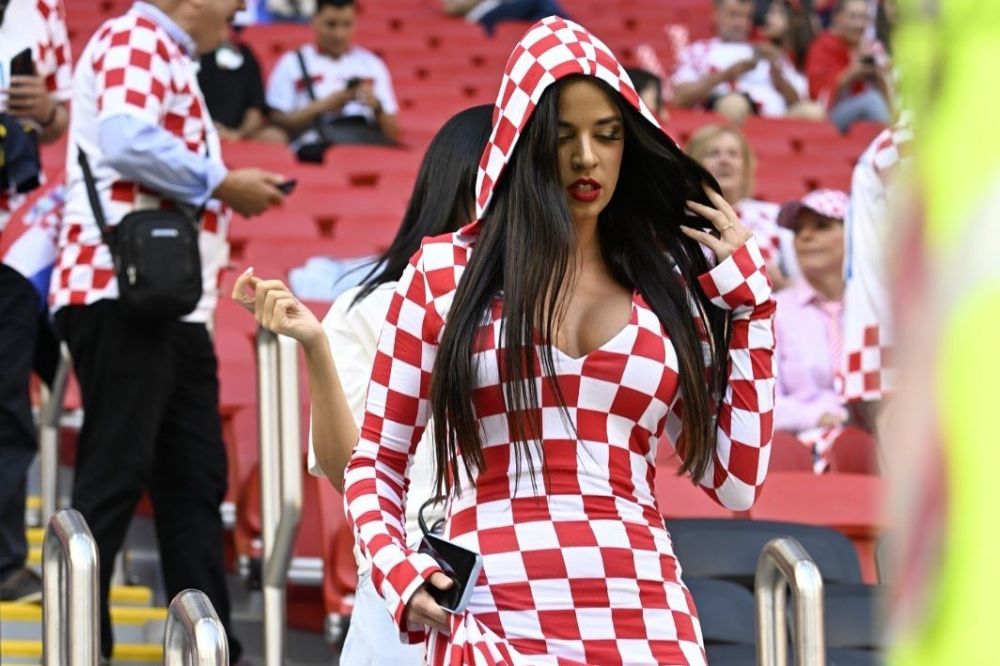 Din ce în ce mai dezbrăcată! Cum a apărut cea mai sexy susținătoare a Croației la meciul care a dus-o în optimi la Mondial _5