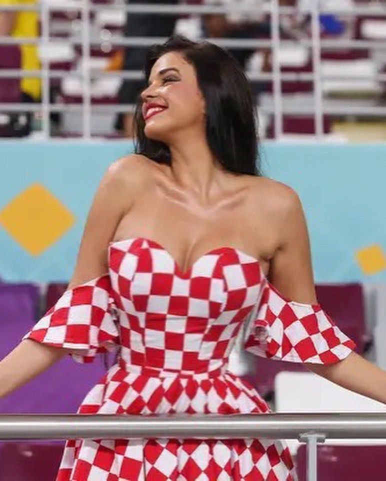 Din ce în ce mai dezbrăcată! Cum a apărut cea mai sexy susținătoare a Croației la meciul care a dus-o în optimi la Mondial _8