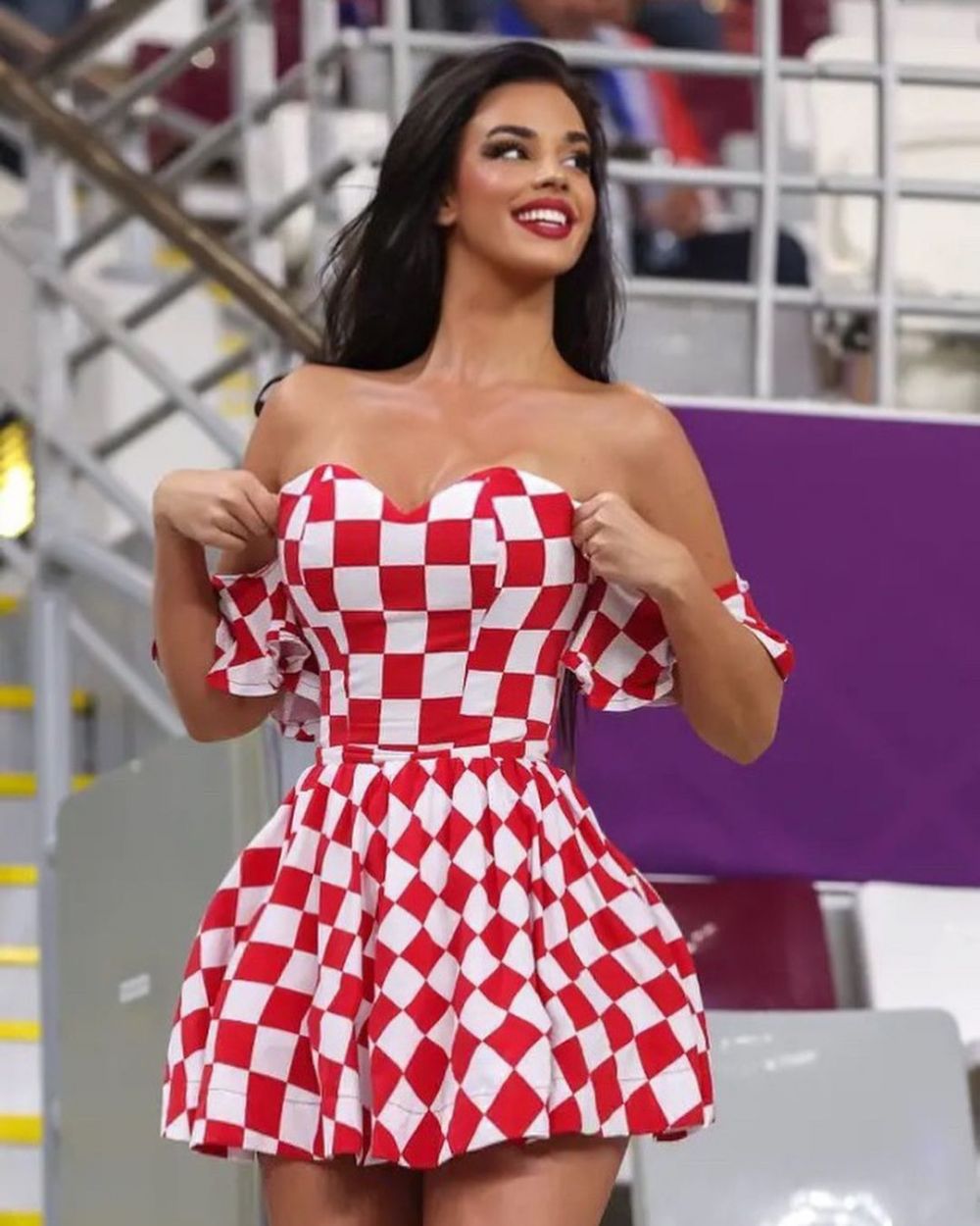 Din ce în ce mai dezbrăcată! Cum a apărut cea mai sexy susținătoare a Croației la meciul care a dus-o în optimi la Mondial _10