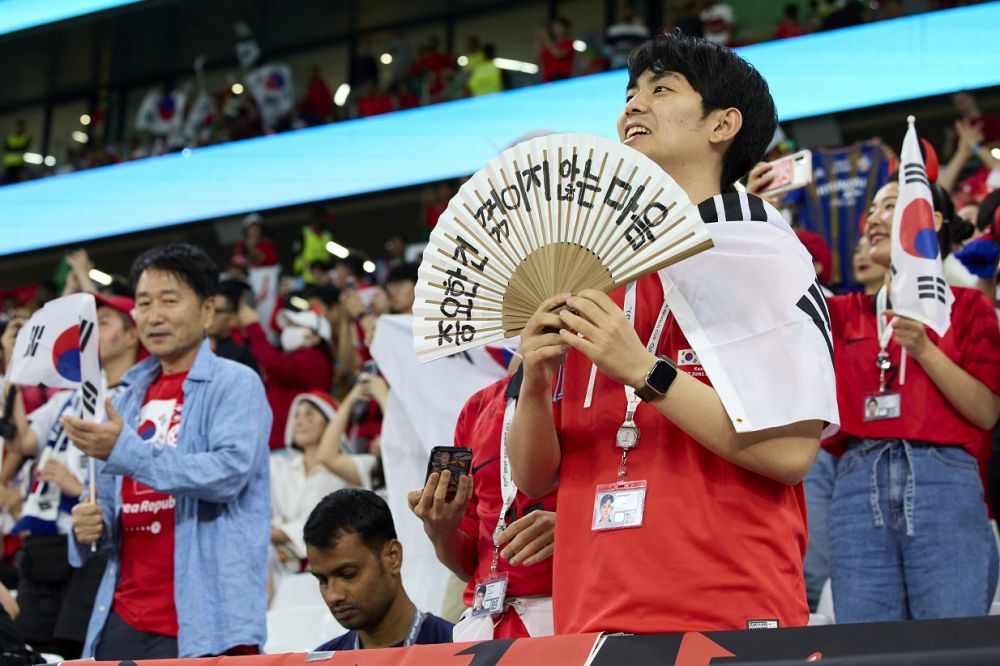 Reacția lui Son Heung-min după calificarea Coreei de Sud în optimile de finală ale Cupei Mondiale_6
