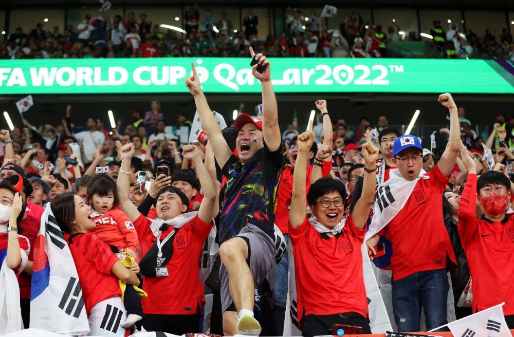 Reacția lui Son Heung-min după calificarea Coreei de Sud în optimile de finală ale Cupei Mondiale_9