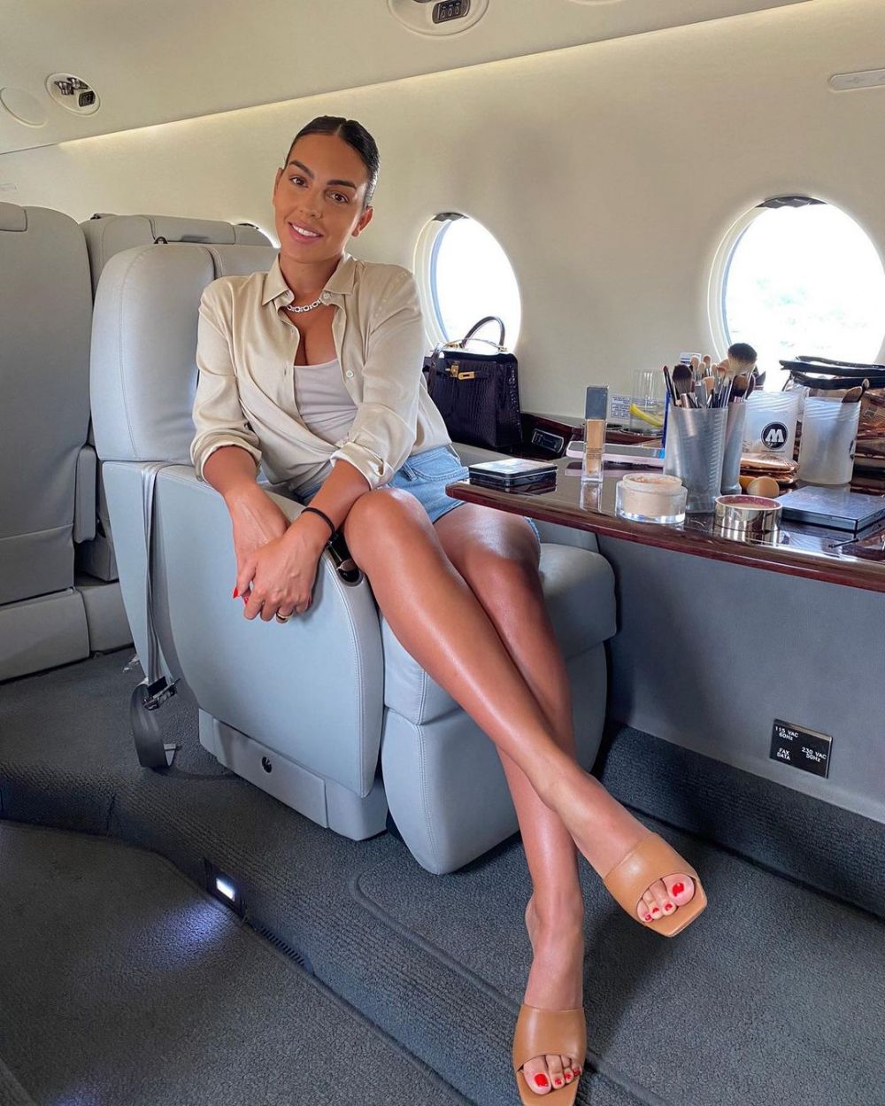 Georgina Rodriguez a renunțat la haine pe plaja din Doha! Cum poate arăta în costum de baie iubita lui Cristiano Ronaldo la jumătate de an după ce a născut _113