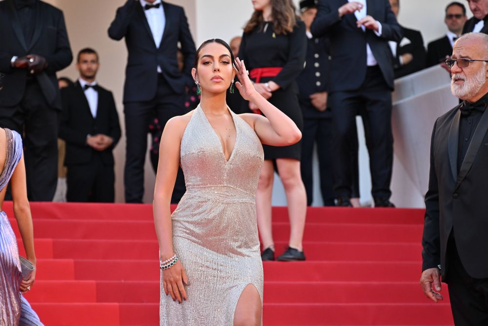 Georgina Rodriguez a renunțat la haine pe plaja din Doha! Cum poate arăta în costum de baie iubita lui Cristiano Ronaldo la jumătate de an după ce a născut _183